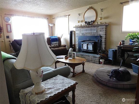 Living Room>