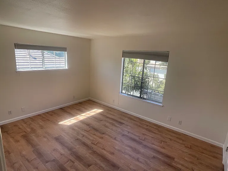 545 Glasgow Cir — Photo 30