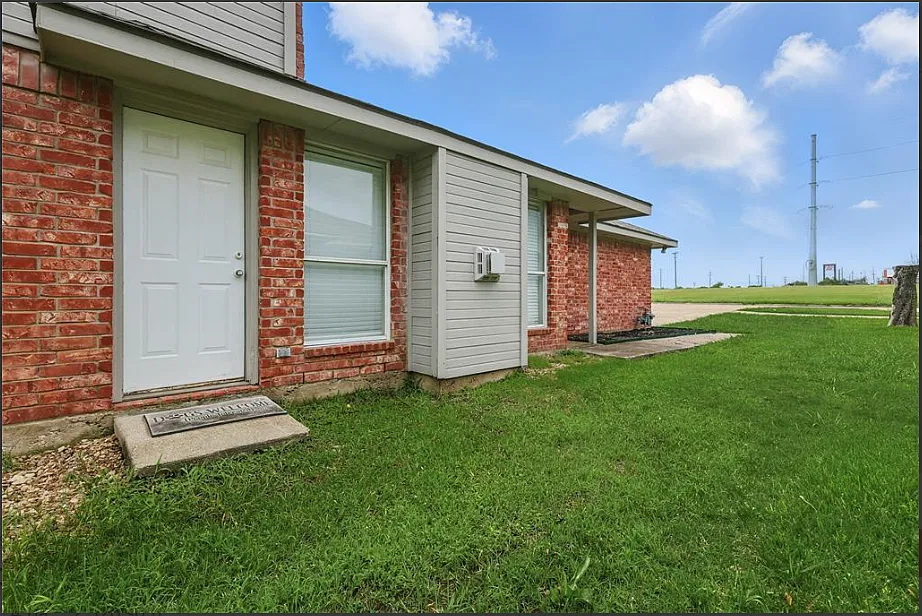 3 bed, 1200 sqft, $2,145 — Photo 3