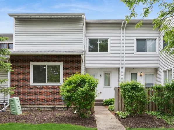 16 Wintergreen Ct, Woodridge, IL 60517
