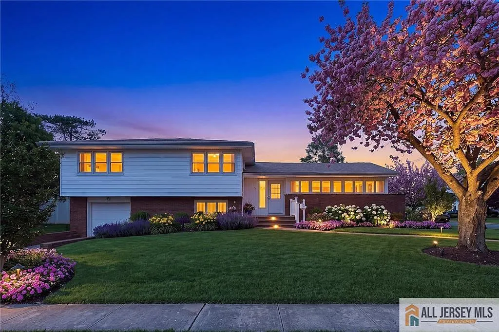 3 bed, 3.0 bath, 2539 sqft, $4,000 — Photo 2