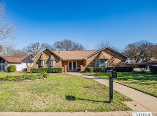 1004 Yellowstone Dr, Grapevine, TX 76051