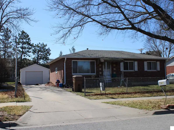 7721 Cherrywood Dr, Lincoln, NE 68510