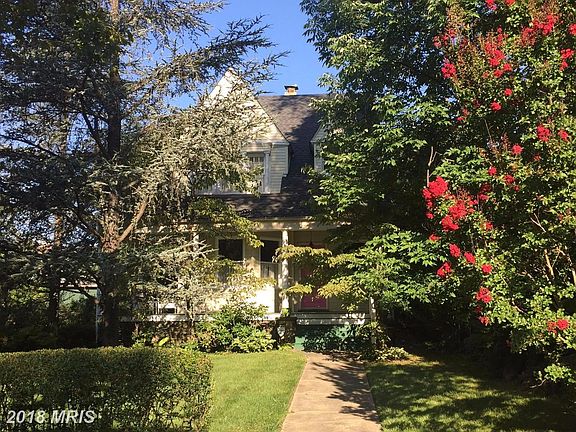 Crepe Myrtle, pine trees greet you at 308.