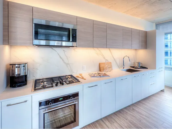 651 W Lake St #801, Chicago, IL 60661