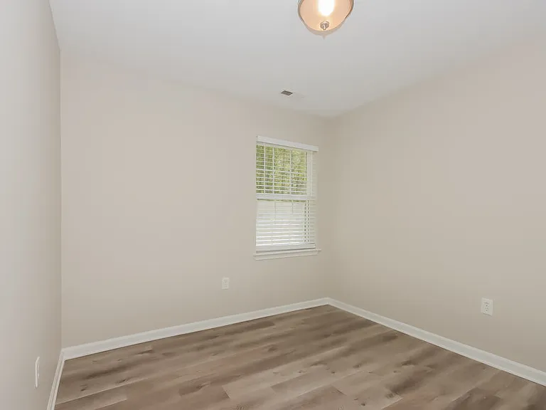 142 Hampshire Dr — Photo 13