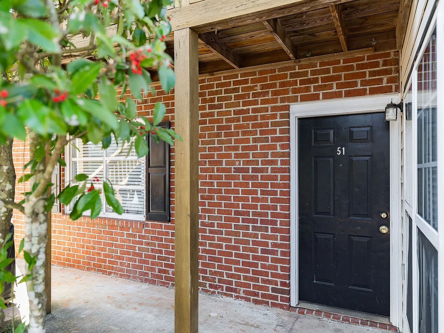 Spacious 2BR/2BA Near UGA — Photo 3