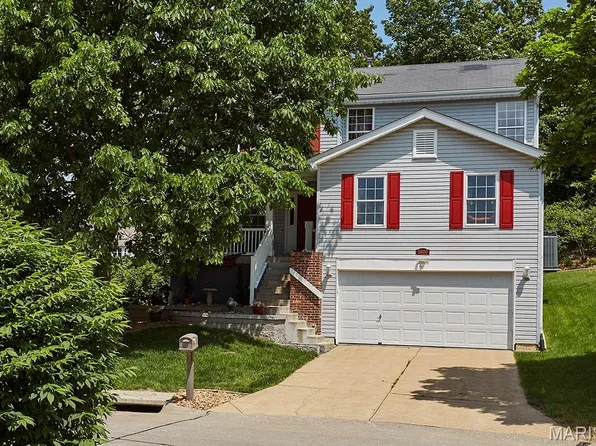 5600 Wickershire Ln, Saint Louis, MO 63129