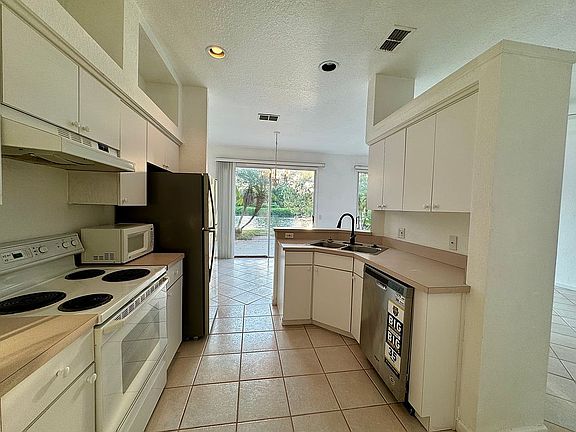 5th image of 916 S Lake Sterling Ct