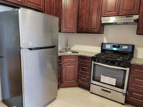 4th image of 944 Glenmore Ave Floor 2