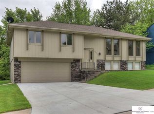 12211 Erskine Cir, Omaha, NE 68164