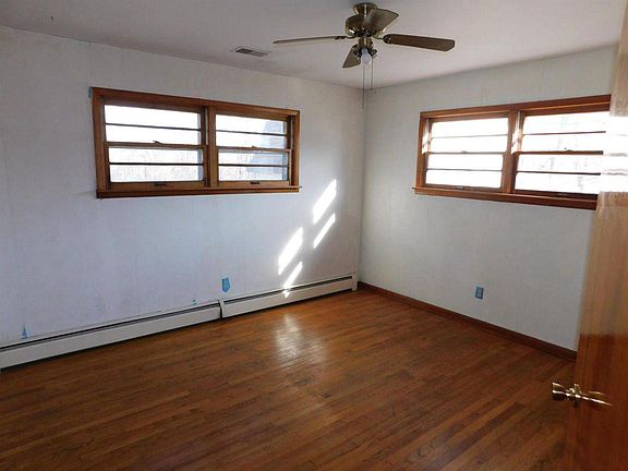 3rd image of 8207 Lincoln St