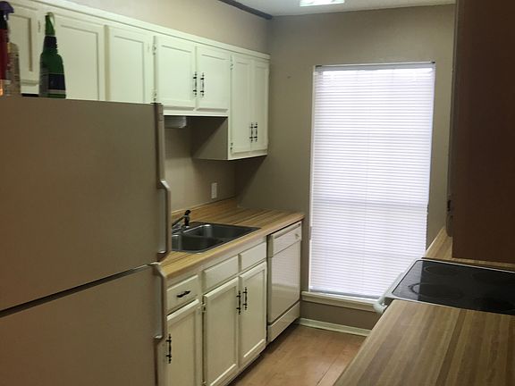 4th image of 15 Briarwood Cir #27