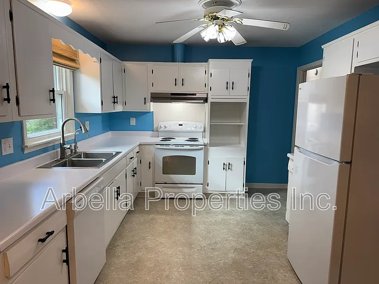 1713 Seward Dr — Photo 3