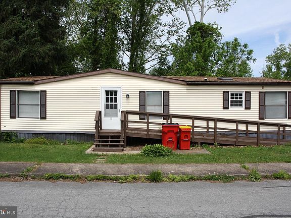 2nd image of 1 Larken Ln