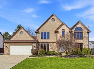 39 Greenbriar Dr, Lancaster, NY 14086