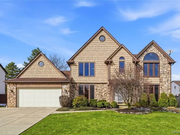 39 Greenbriar Dr, Lancaster, NY 14086