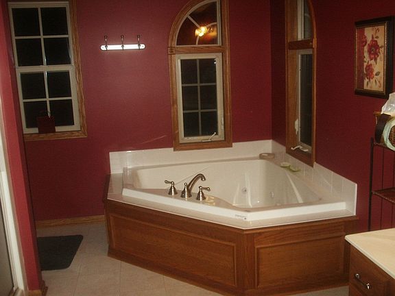 Master jetted bath, shower too!