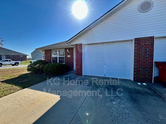 2nd image of 171 NW Woodbury Dr