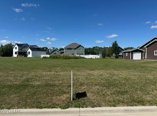 5422 Courtyard Dr, Grand Forks, ND 58201