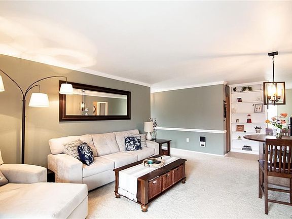 4th image of 37 Rock Garden Ln