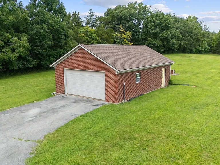 1221 Hawthorne Ln — Photo 33