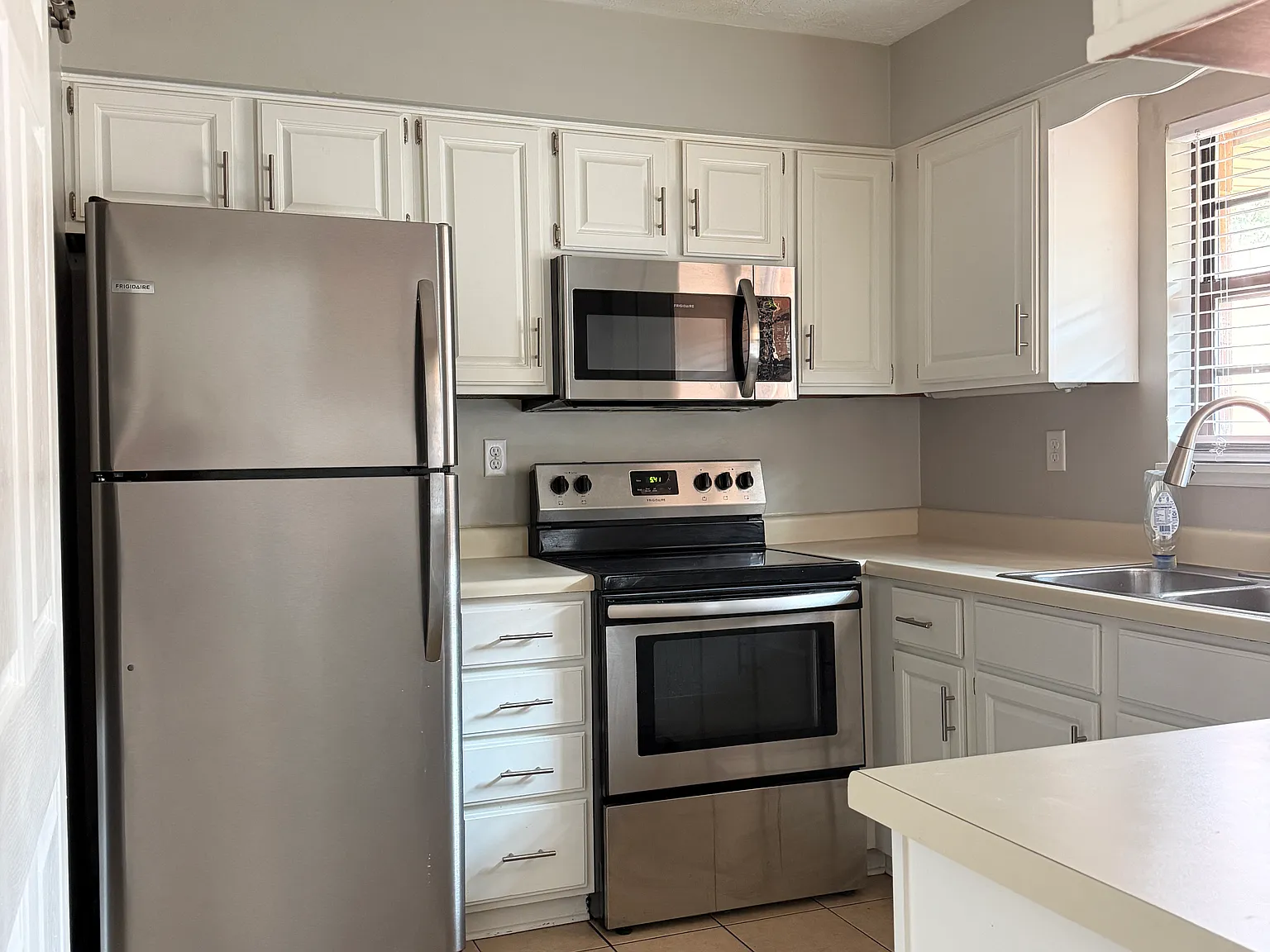 3 bed, 2.5 bath, 1642 sqft, $1,800 — Photo 4