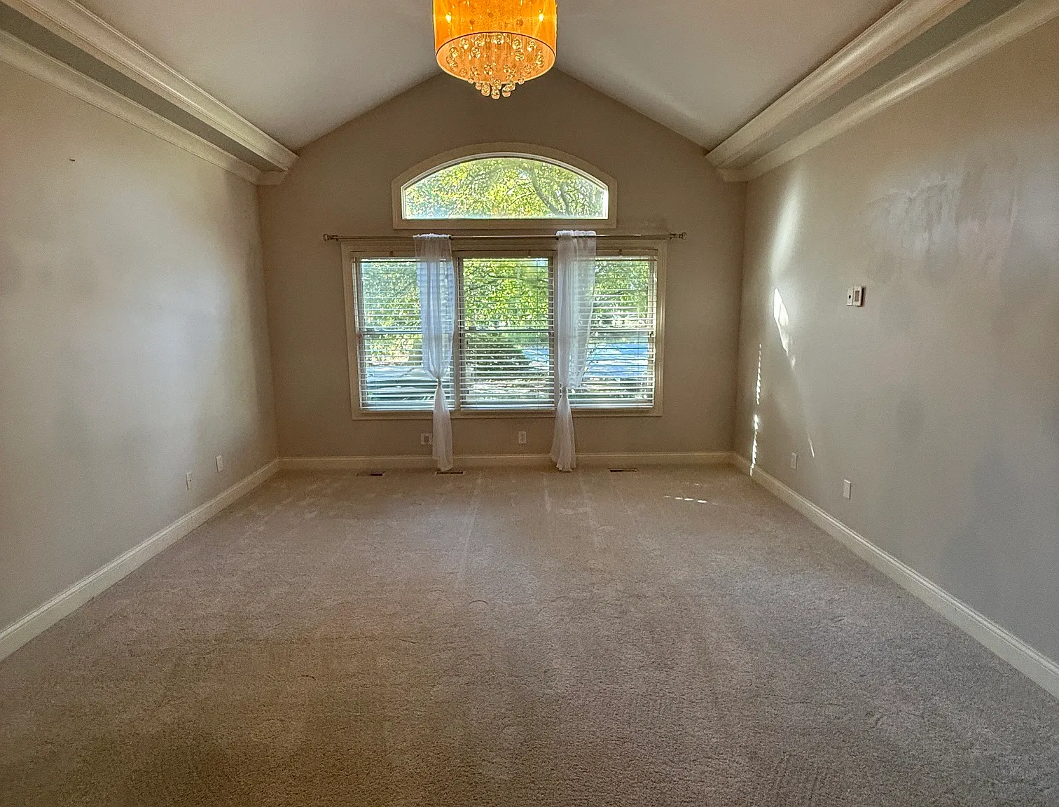 5 bed, 6209 sqft, $5,500 — Photo 4