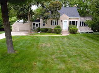 16620 Hillsdale Dr, Brookfield, WI 53005