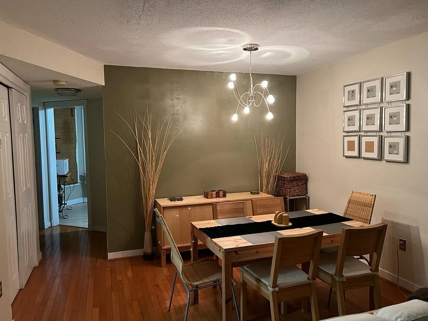 2 Bedroom Condo in Hartford — Photo 2