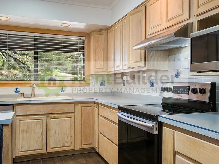 8304 Dellwood Rd NE — Photo 10