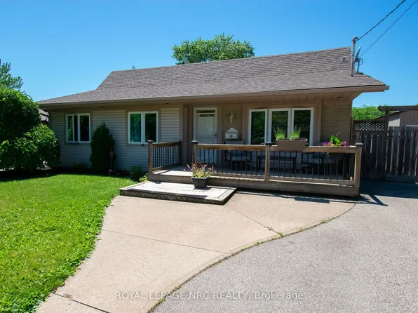 38 Carriage Rd, Saint Catharines, ON L2P 1S9