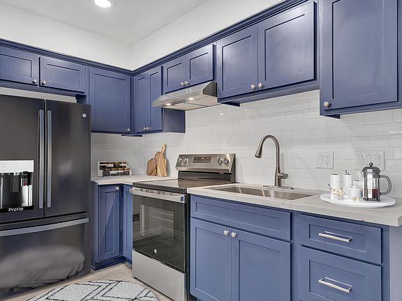 3rd image of 2391 Locust Ave #10