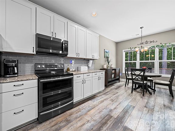 4th image of 473 Evergreen Rd