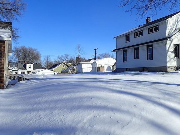 4th image of 899 Hyacinth Ave E