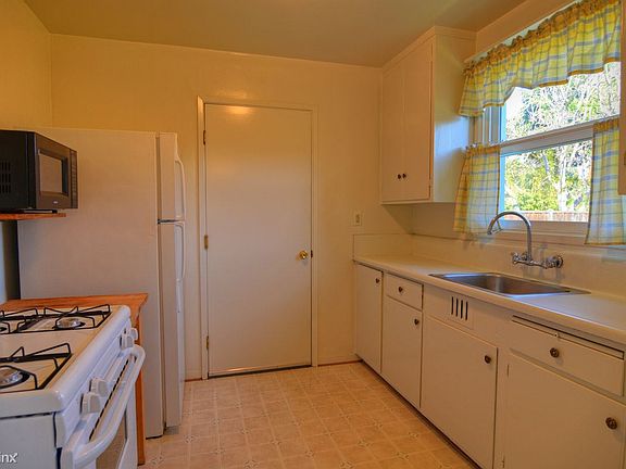 Light and Bright Kitchen w/Gas Stove