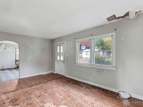 4th image of 2432 Fairport Ave