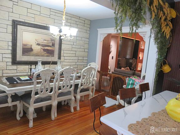 3rd image of 561 Neville St