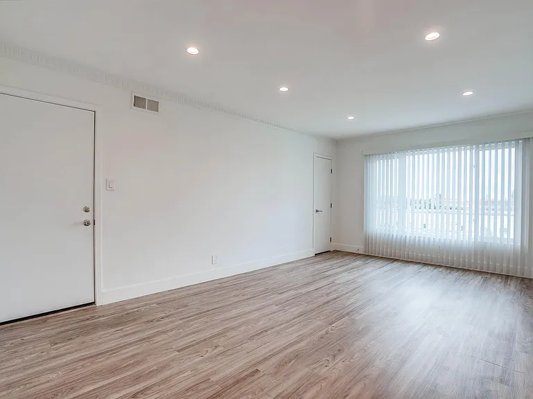 4037 W 28th St — Photo 33