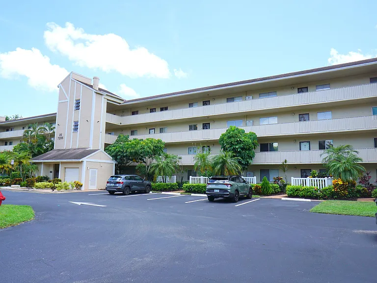 7286 Huntington Ln #306 — Photo 40