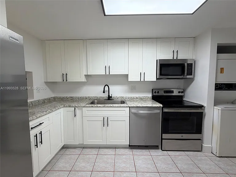 400 Commodore Dr #101 — Photo 9