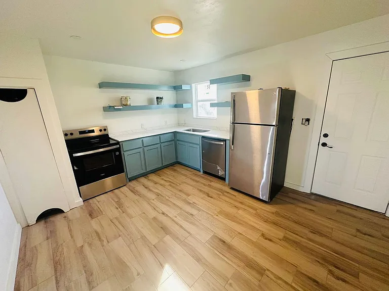 820 Iowa St — Photo 3