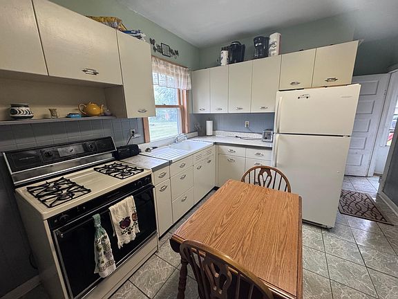 5th image of 185 Red Lake Ave E