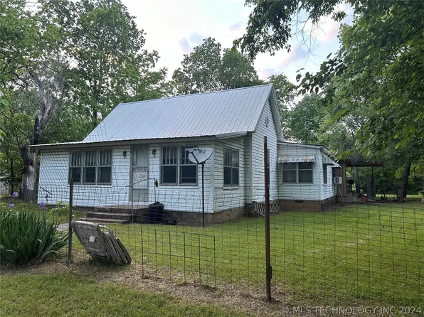 702 N 3rd St, Okemah, OK 74859