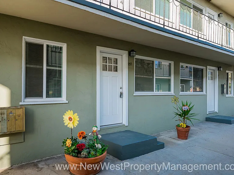 557 22nd St — Photo 3