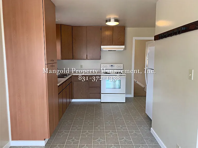 844 Newton St — Photo 8