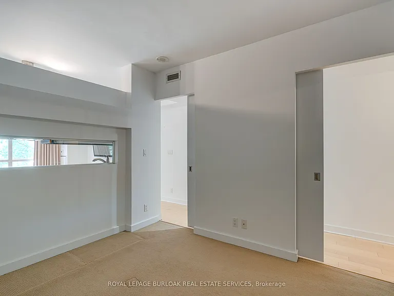 350 Wellington St W #M20 — Photo 12