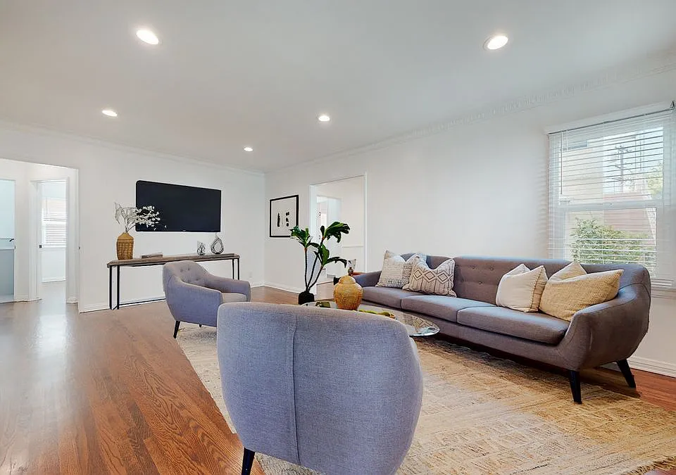 3368 Rowena Ave