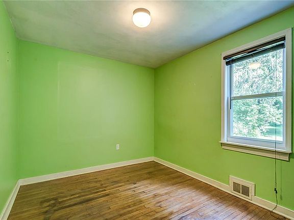 4th image of 37 Curtis Ave