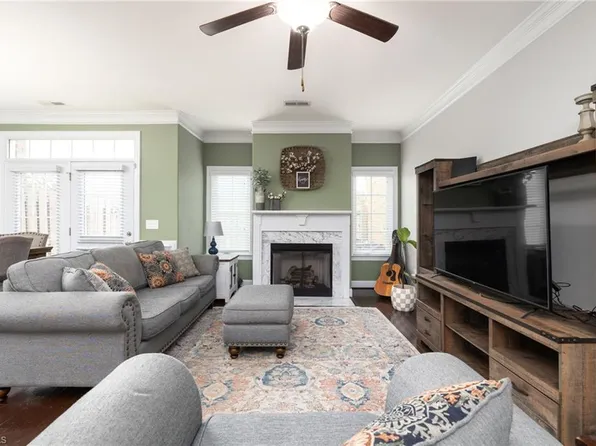 697 Piedmont Crossing Dr, High Point, NC 27265